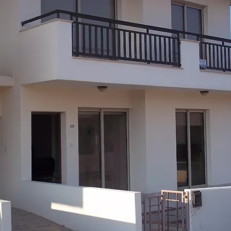 Lee Apartment *